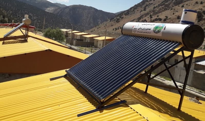 گزارش تصویری از توزیع آبگرمکن خورشیدی در منطقه حاجی آباد شهرستان کردکوی