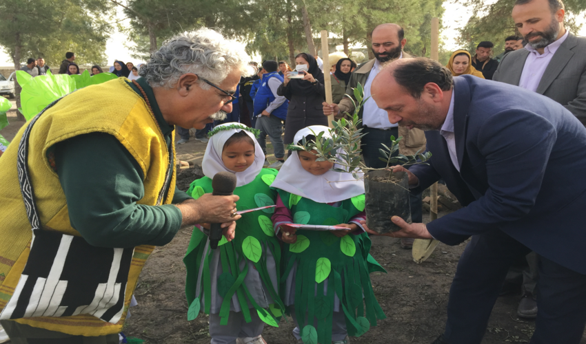 اقبال واحدی مجری صدا و سیما در روستای قربان آباد آق قلا با دانش آموزان نهال کاشت 