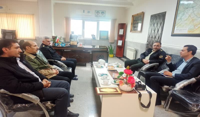 جلسه مشترک سرپرست منابع طبیعی و فرمانده انتظامی شهرستان آزادشهر
