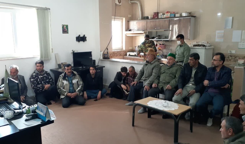 جلسه فرمانده یگان حفاظت و مسئول مرتع منابع طبیعی آزادشهر با دامداران منطقه چشمه ساران