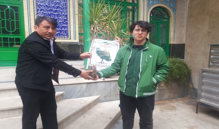 رأی اولی ها در روز انتخابات 11 اسفند در گنبدکاووس نهال کاشتند 