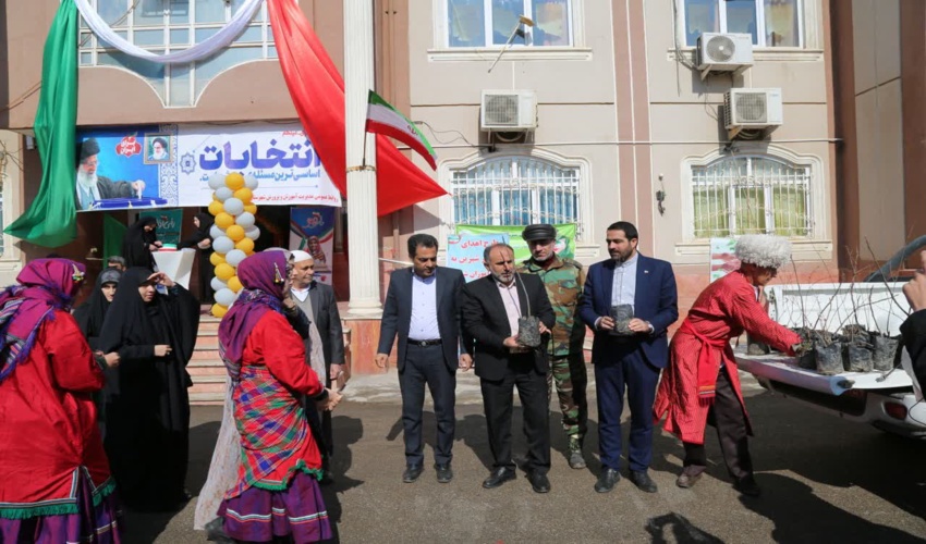 اهدای نهال رایگان به رای اولی‌ها در آزادشهر انجام شد