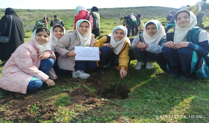 پویش درختکاری دانش آموزی با شروع هفته منابع طبیعی در آزادشهر