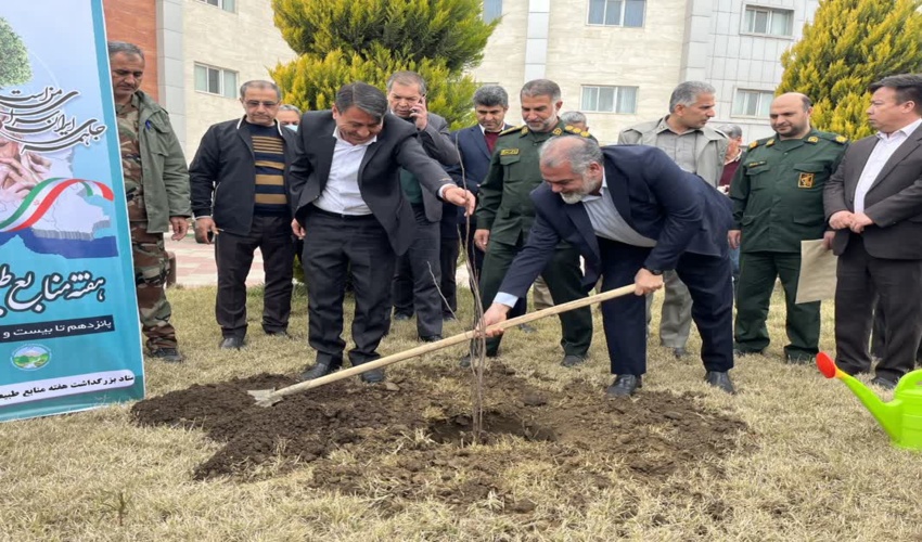 روزدرختکاری و درخت داری باحضور معاون استاندار و فرماندار وِیژه گنبدکاووس برگزار شد