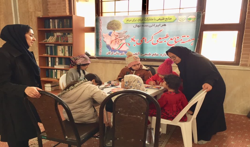 گزارش تصویری برپایی غرفه نقاشی کودک با موضوع منابع طبیعی در نماز جمعه گرگان