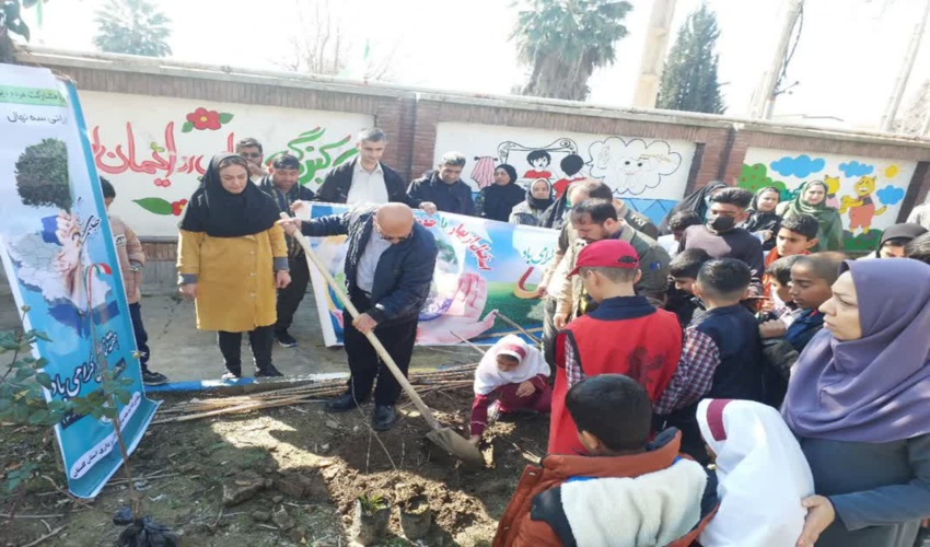 غرس نهال در مدرسه کودکان استثنایی آزادشهر به مناسبت هفته منابع طبیعی 