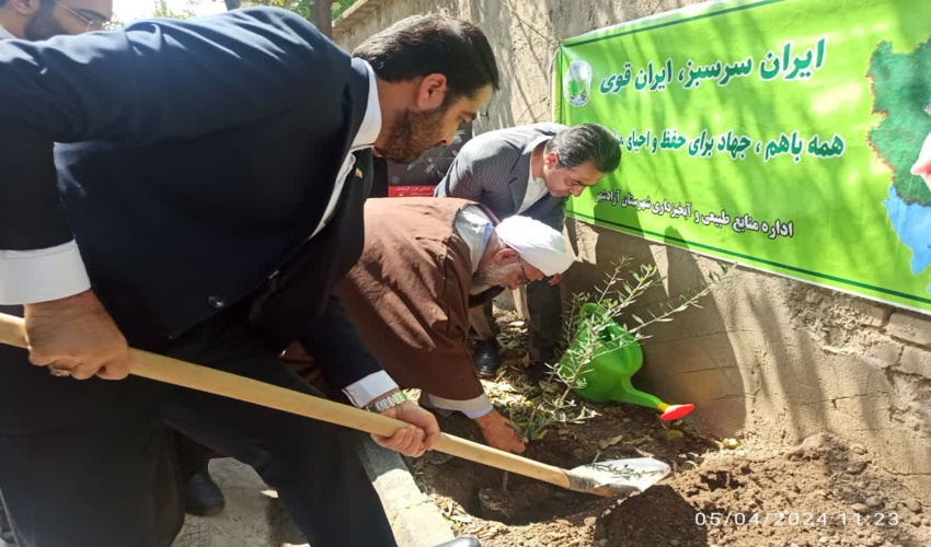 کاشت نهال زیتون به یاد شهدای فلسطین و روز قدس در آزادشهر انجام شد