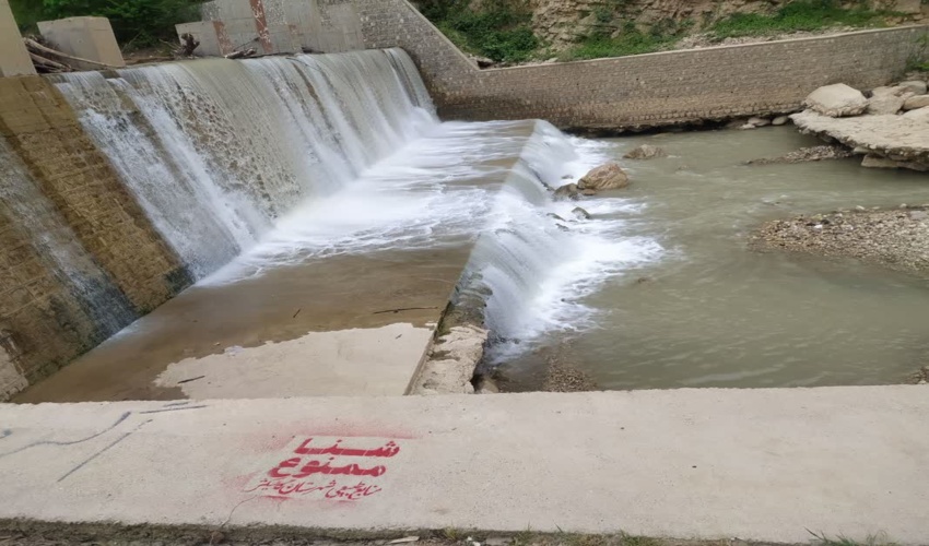 شنا کردن در بندهای سنگی ملاتی وسازه های آبخیزداری ممنوع است