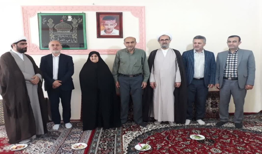 دیدار رئیس اداره منابع طبیعی و آبخیزداری بندرگز با خانواده شهدا