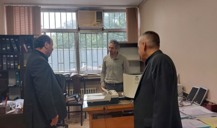 گزارش تصویری تقدیر مدیرکل منابع طبیعی و آبخیزداری استان از کارمندان به مناسبت روز کارمند