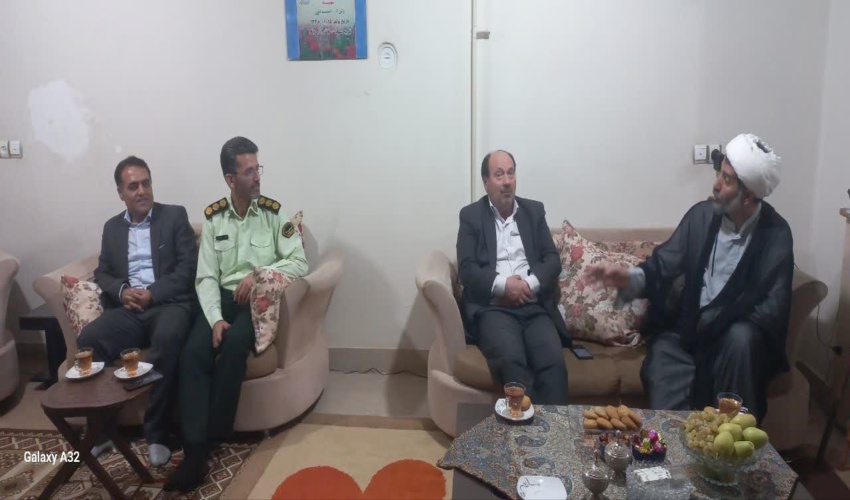 عیادت مدیر کل منابع طبیعی و آبخیزداری گلستان از سرپرست حوزه نمایندگی ولی فقیه اداره کل که در آتش سوزی آسیب دیده بود