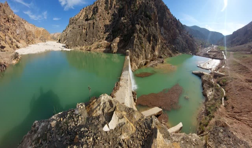 سازه های آبخیزداری علاوه بر کنترل سیلاب ها به ذخیره سازی آب نیز کمک می کنند