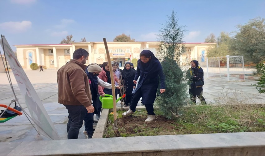 آموزش کاشت نهال به دانش آموزان گنبدی