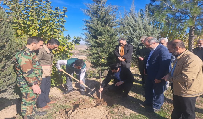 کاشت نهال به مناسبت بزرگداشت ۱۶ آذر روز دانشجو