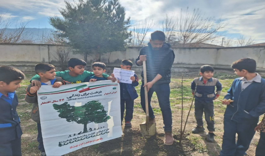 دانش آموزان کلاله ای به یاد مادرشان نهال کاشتند.