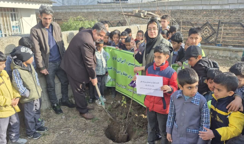 کاشت نهال در دبستان پسرانه ظفر "نگین شهر" شهرستان آزادشهر 