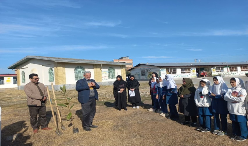 حضور کارشناسان اداره منابع طبیعی وآبخیزداری شهرستان رامیان در مدرسه ابتدایی ۲۲ بهمن شهر دلند 