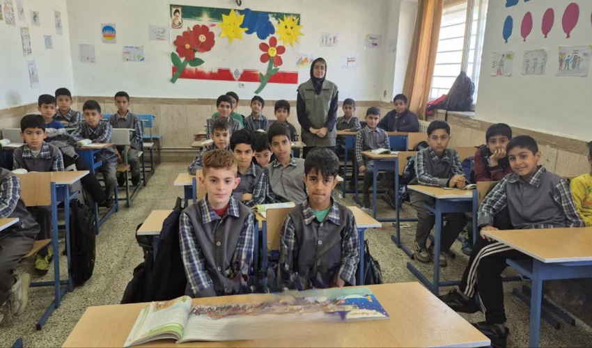 کاشت نهال به مناسبت روز ملی هوای پاک در مدرسه امام محمدباقر نگین شهر شهرستان آزادشهر