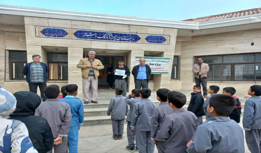 حضور کارشناسان منابع طبیعی و آبخیزداری رامیان در مدرسه ابتدایی مالک اشتر روستای قره قاچ 