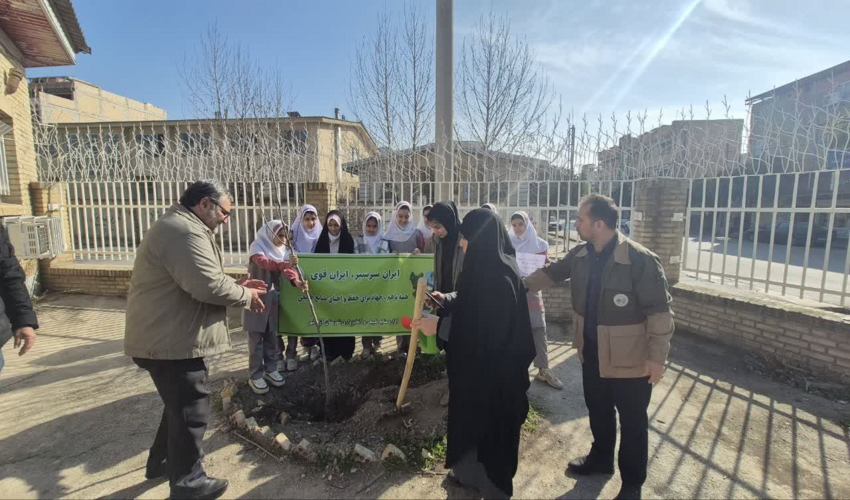 کاشت نهال فجر سبز آزادی توسط کودکان آزادشهری