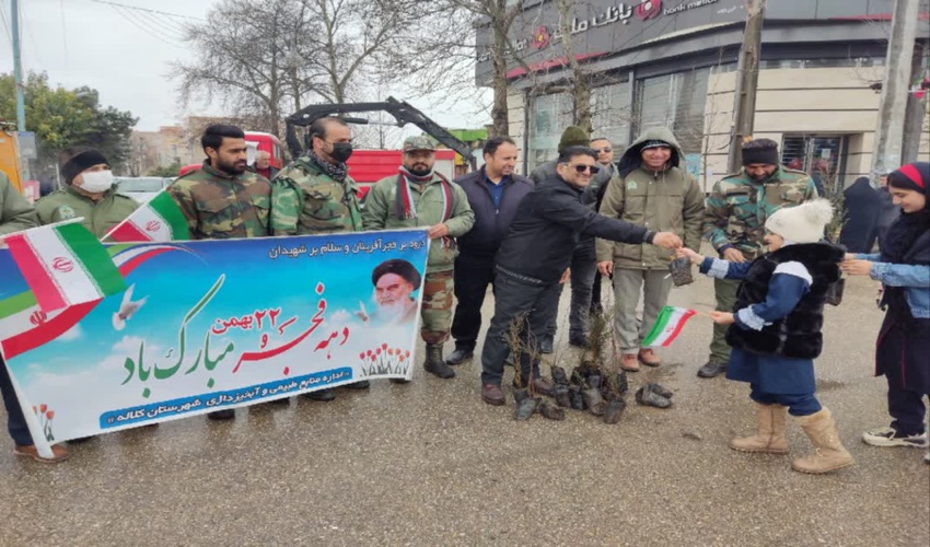 توزیع نهال رایگان در بین مردم کلاله ای در راهپیمایی 22 بهمن 
