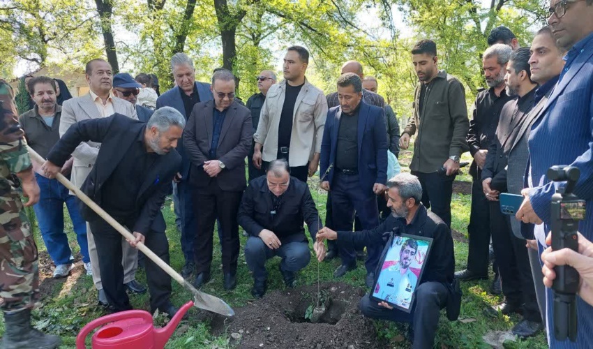 استاندار گلستان در لبیک به پیام رهبری نهال امید غرس کرد